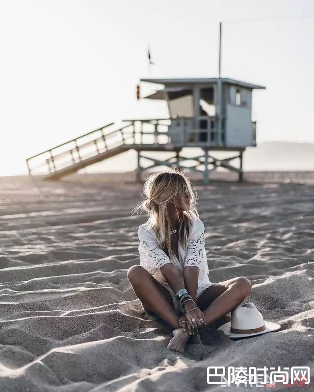 度假风小白裙_海边度假穿什么？来看看简单易学+美貌上镜的穿搭法