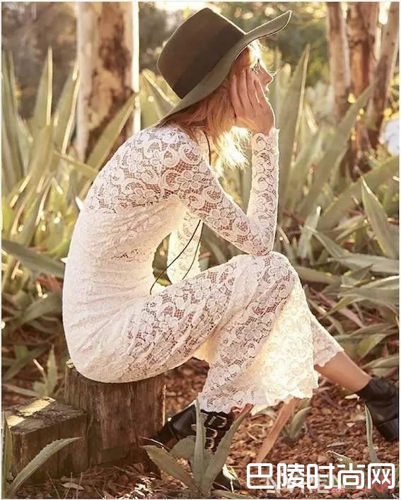 度假风小白裙_海边度假穿什么？来看看简单易学+美貌上镜的穿搭法