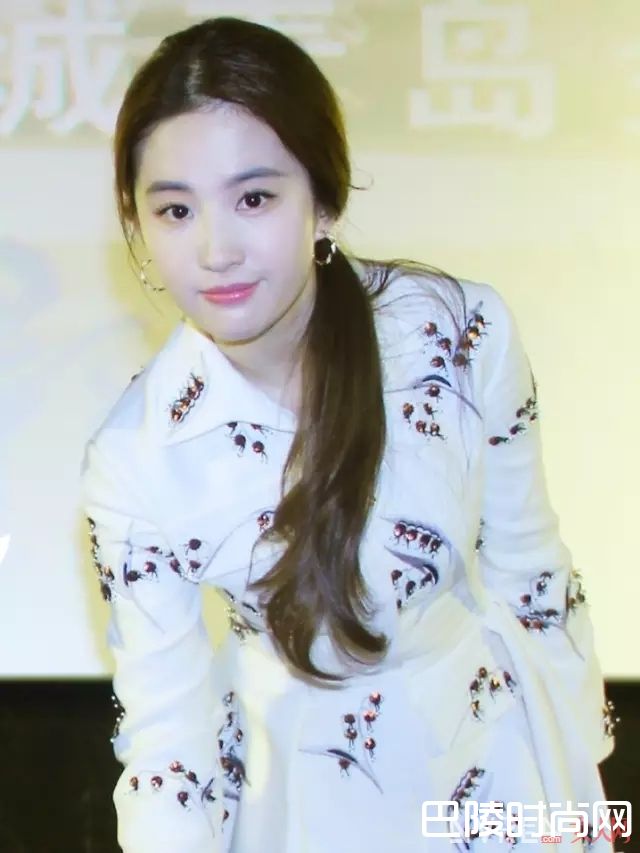 低马尾发型_头发长了别披着！这10种发型让你美成夏日女神！