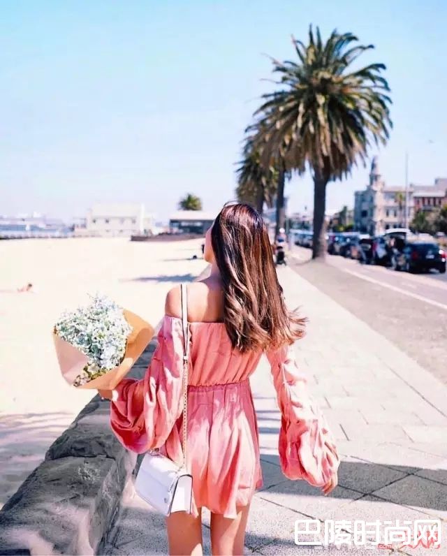 度假风小红裙_海边度假穿什么？来看看简单易学+美貌上镜的穿搭法