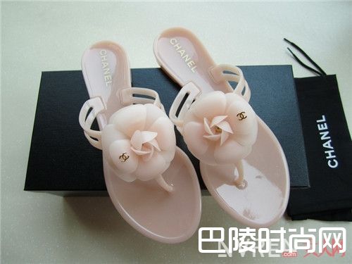 Chanel拖鞋简介_今天夏天流行什么拖鞋？这六款品牌拖鞋时尚好搭配