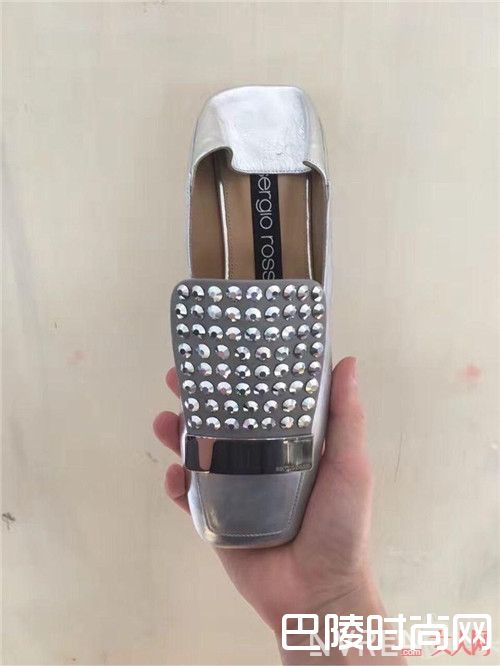 Sergio Rossi拖鞋简介_今天夏天流行什么拖鞋?这六款品牌拖鞋时尚好搭配