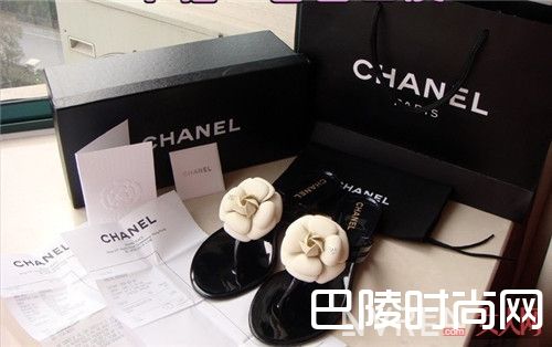 Chanel拖鞋简介_今天夏天流行什么拖鞋？这六款品牌拖鞋时尚好搭配
