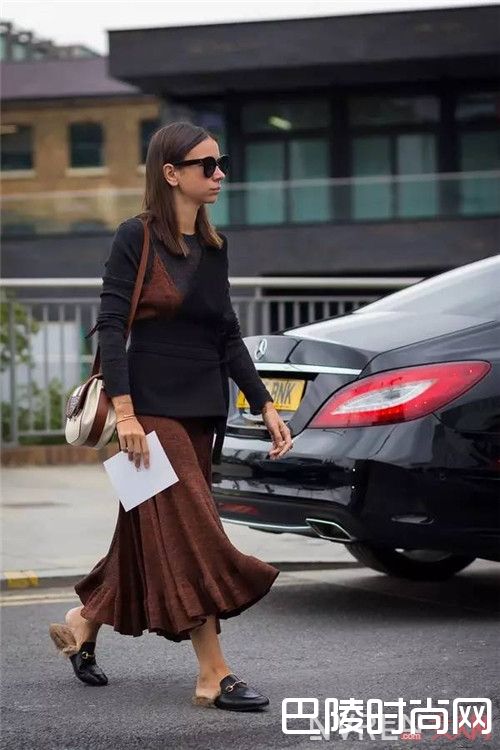 Bally乐福拖鞋简介_今天夏天流行什么拖鞋？这六款品牌拖鞋时尚好搭配