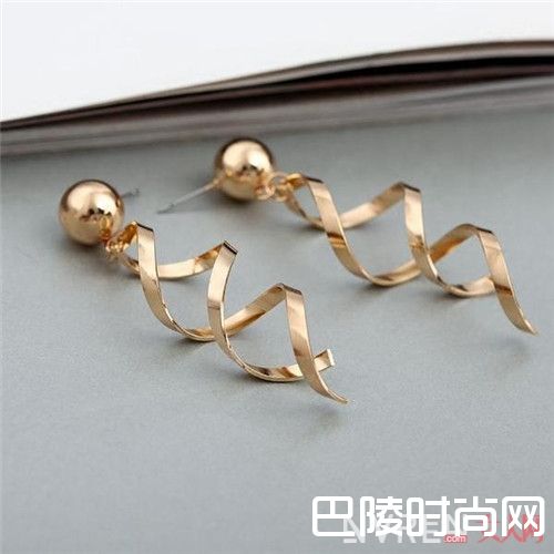 鹅蛋脸选款法则_耳朵上的小心机 懂得了这些让你性感翻倍