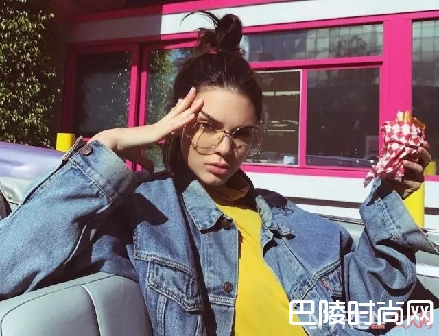 黄配蓝搭配方法_初夏专色！让人心情都明媚起来的“黄色系”