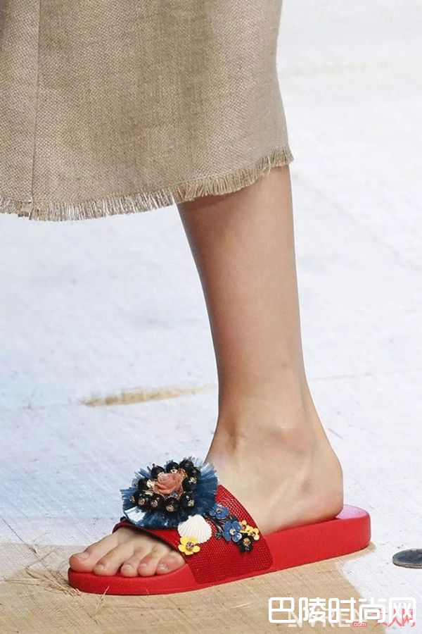 D&G拖鞋简介_澡堂拖也美得让人心痒 今夏必入美鞋No.1