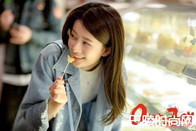 关关海报牛仔外套同款_欢乐颂2开播，安迪穿的连衣裙才300块，她的口红色号居然是这个！