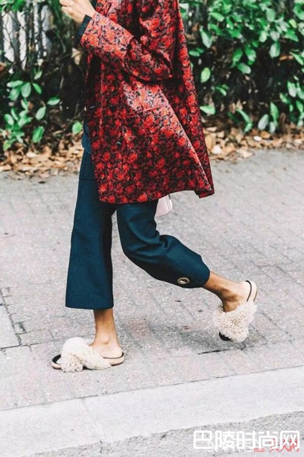 最流行的新款澡堂拖_澡堂拖也美得让人心痒 今夏必入美鞋No.1