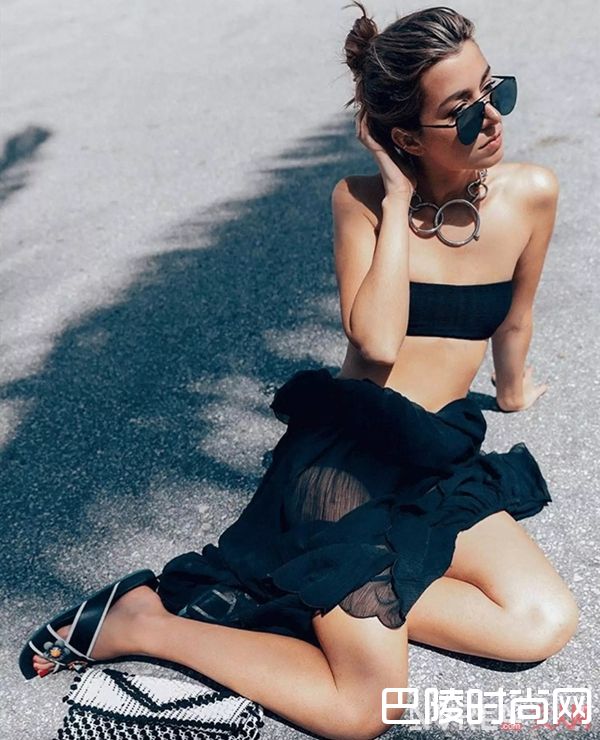 Fendi拖鞋简介_澡堂拖也美得让人心痒 今夏必入美鞋No.1