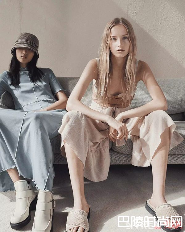 Chloe拖鞋简介_澡堂拖也美得让人心痒 今夏必入美鞋No.1