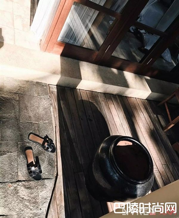 最流行的新款澡堂拖_澡堂拖也美得让人心痒 今夏必入美鞋No.1