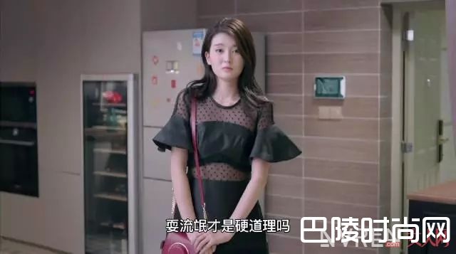 逆袭关关的小黑裙是什么_欢乐颂2开播,安迪穿的连衣裙才300块,她的口红色号居然是这个!