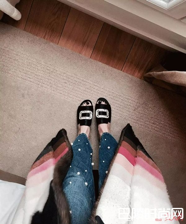 最流行的新款澡堂拖_澡堂拖也美得让人心痒 今夏必入美鞋No.1