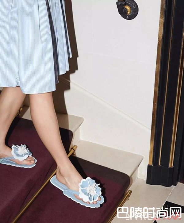 Miu Miu拖鞋简介_澡堂拖也美得让人心痒 今夏必入美鞋No.1