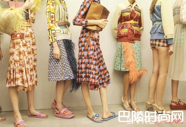 Prada拖鞋简介_澡堂拖也美得让人心痒 今夏必入美鞋No.1