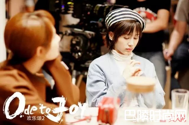 曲筱筱条纹帽_欢乐颂2开播，安迪穿的连衣裙才300块，她的口红色号居然是这个！