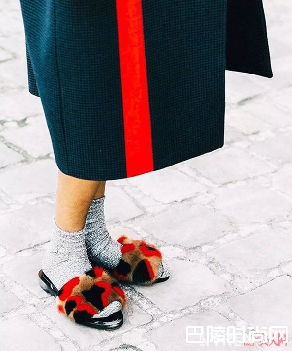 最流行的新款澡堂拖_澡堂拖也美得让人心痒 今夏必入美鞋No.1