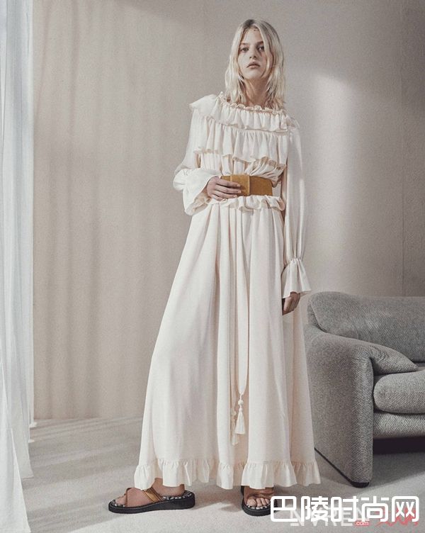 Chloe拖鞋简介_澡堂拖也美得让人心痒 今夏必入美鞋No.1