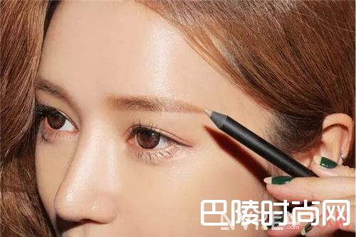 发型与眉毛如何搭配？_发型与妆容如何搭配？这样做可以为你加分不少