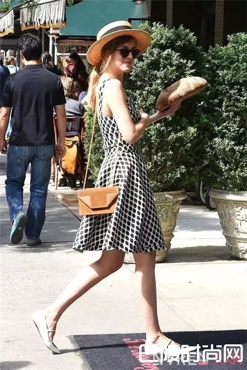 尖头鞋与连衣裙如何搭配？_连衣裙+平底鞋容易显矮？那是因为你没学会这几个诀窍