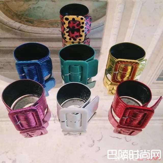 脚环是怎么红起来的_Choker还没戴够 现在又流行“脚环”了？