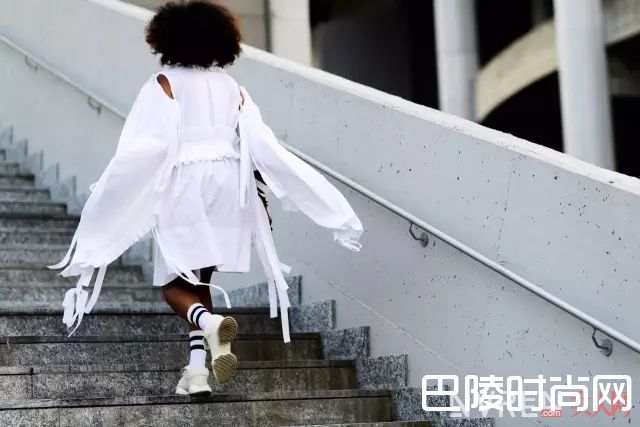 白色穿搭_草木绿彻底拔草!这几个流行色貌美又好穿