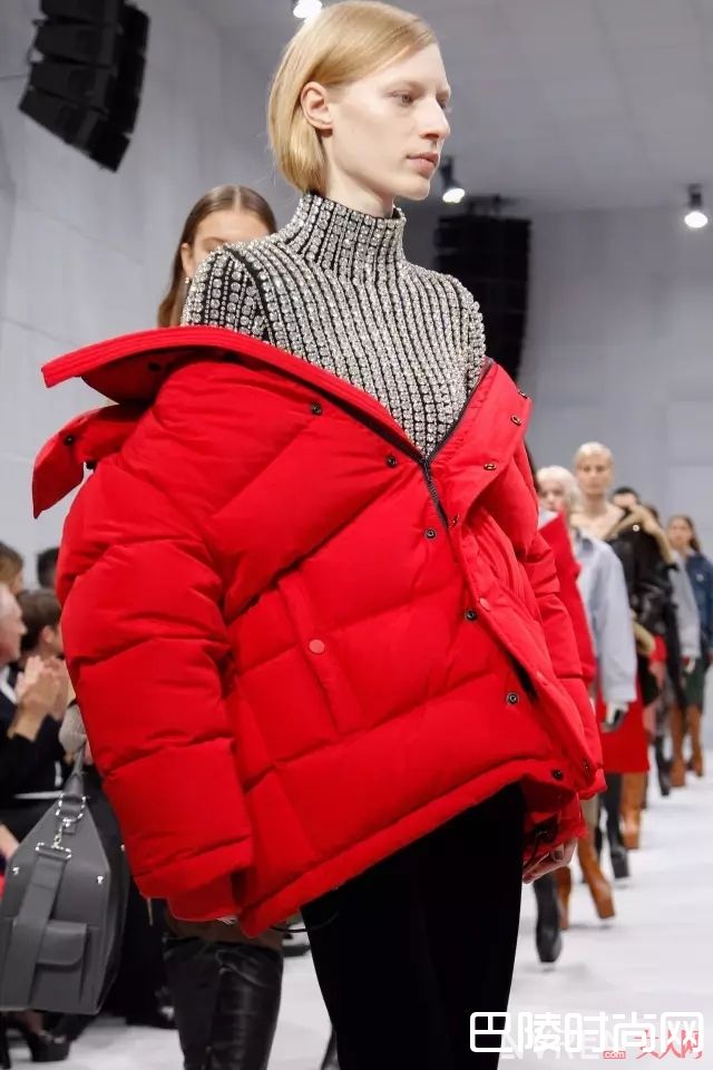 红色系穿搭_草木绿彻底拔草！这几个流行色貌美又好穿