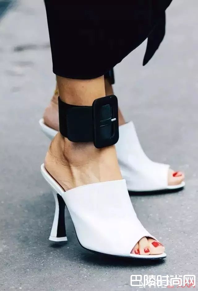 什么是脚环_Choker还没戴够 现在又流行“脚环”了？