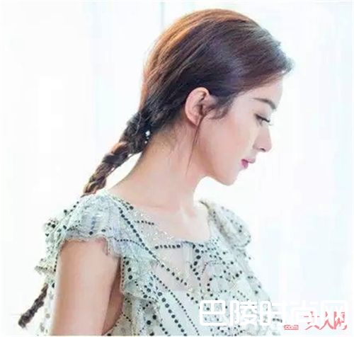 如何打造各式编发马尾造型?_夏季扎什么发型?反正扎个马尾辫肯定不会错!