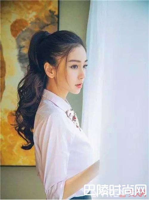 如何打造高马尾造型？_夏季扎什么发型？反正扎个马尾辫肯定不会错！