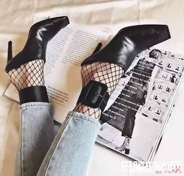 什么是脚环_Choker还没戴够 现在又流行“脚环”了？