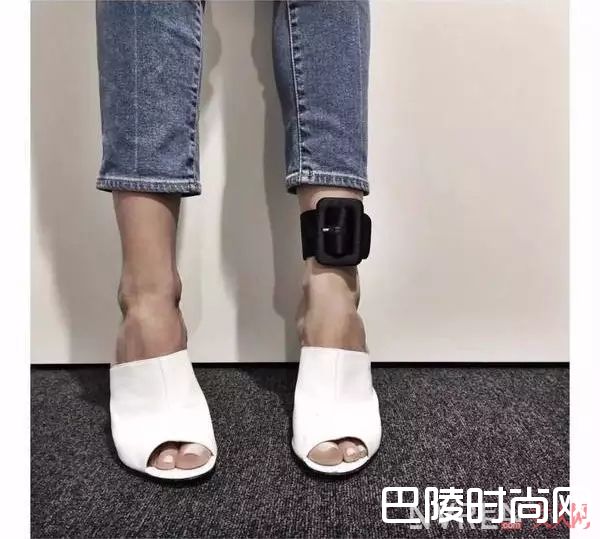 脚环可以配什么鞋子_Choker还没戴够 现在又流行“脚环”了？