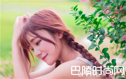 如何打造各式编发马尾造型?_夏季扎什么发型?反正扎个马尾辫肯定不会错!