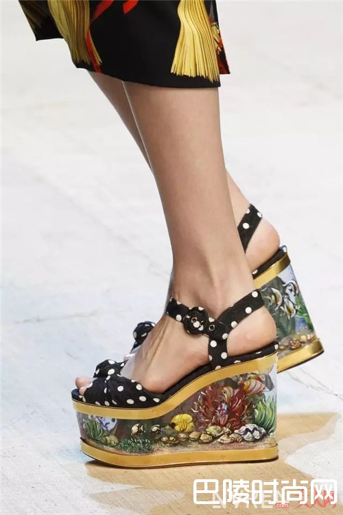 厚底凉鞋有哪些值得推荐？_本季最流行的5款凉鞋 这些明星已经穿上了！