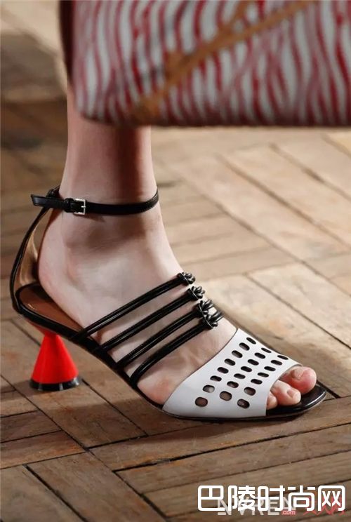 猫跟凉鞋有哪些值得推荐？_本季最流行的5款凉鞋 这些明星已经穿上了！