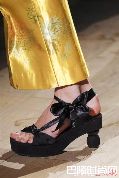 猫跟凉鞋有哪些值得推荐？_本季最流行的5款凉鞋 这些明星已经穿上了！