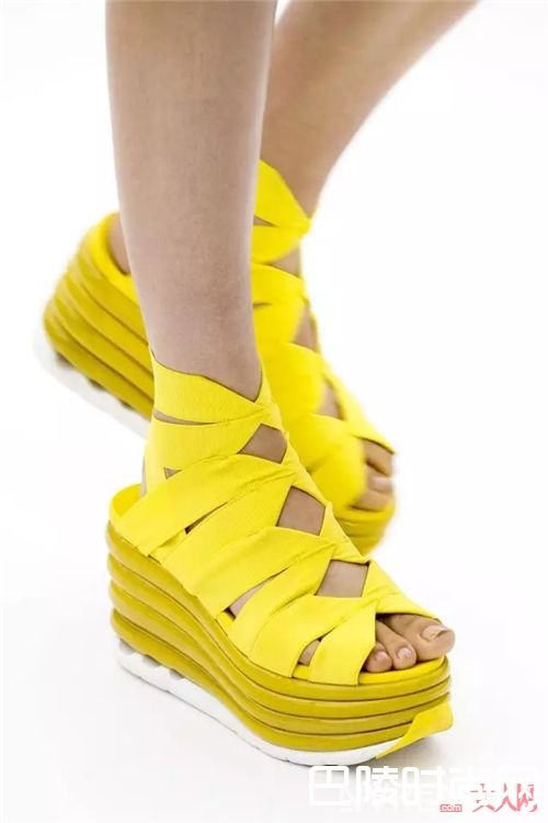 厚底凉鞋有哪些值得推荐？_本季最流行的5款凉鞋 这些明星已经穿上了！