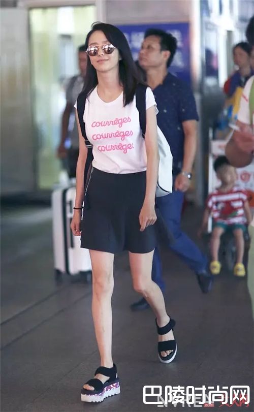 厚底凉鞋有哪些值得推荐？_本季最流行的5款凉鞋 这些明星已经穿上了！