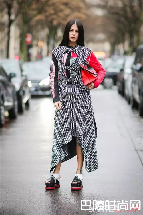 厚底凉鞋有哪些值得推荐？_本季最流行的5款凉鞋 这些明星已经穿上了！