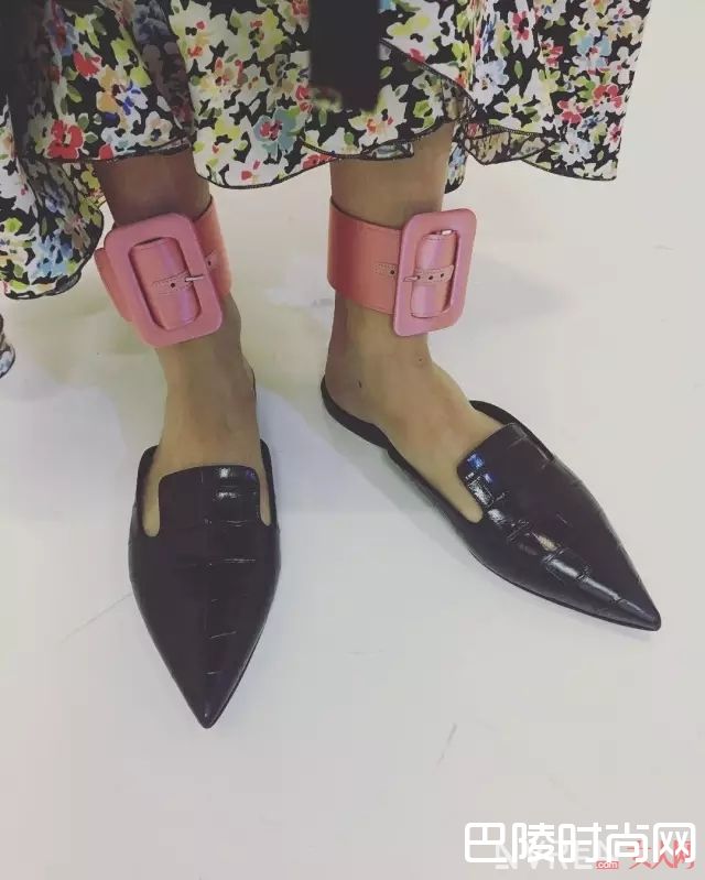 脚环可以配什么鞋子_Choker还没戴够 现在又流行“脚环”了？