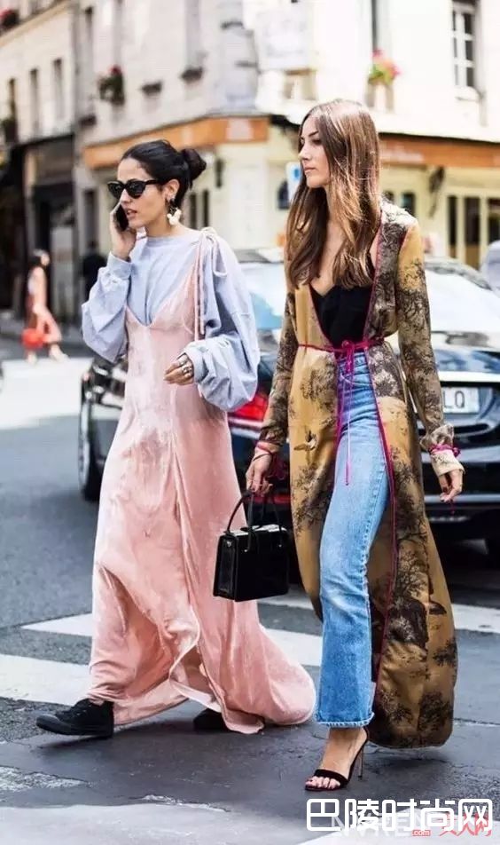 脚环是怎么红起来的_Choker还没戴够 现在又流行“脚环”了？