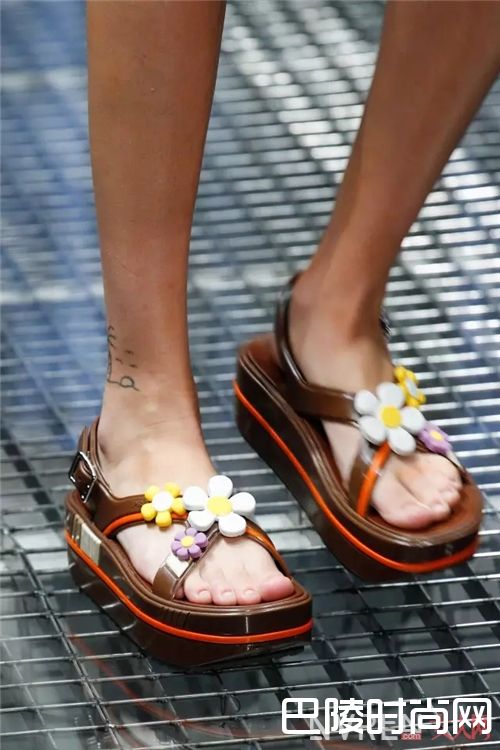 厚底凉鞋有哪些值得推荐？_本季最流行的5款凉鞋 这些明星已经穿上了！