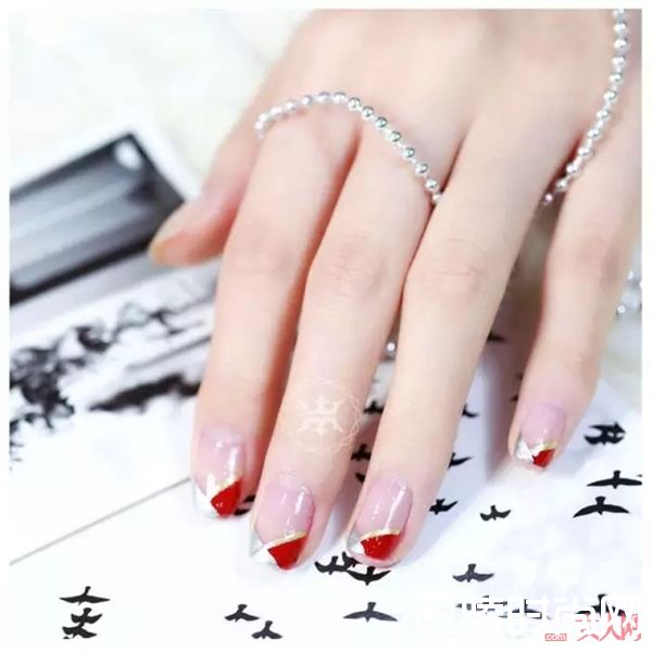 适合春天的指甲图案_做个精致女人 指尖也别忘了用流行色装点