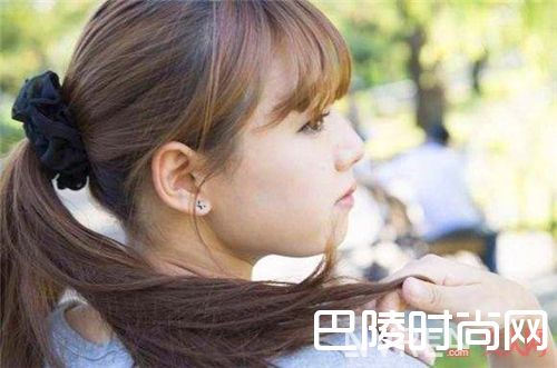 如何打造低马尾造型？_夏季扎什么发型？反正扎个马尾辫肯定不会错！
