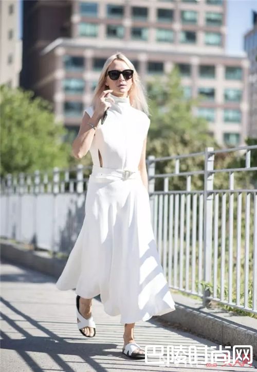 华丽凉拖有哪些值得推荐？_本季最流行的5款凉鞋 这些明星已经穿上了！