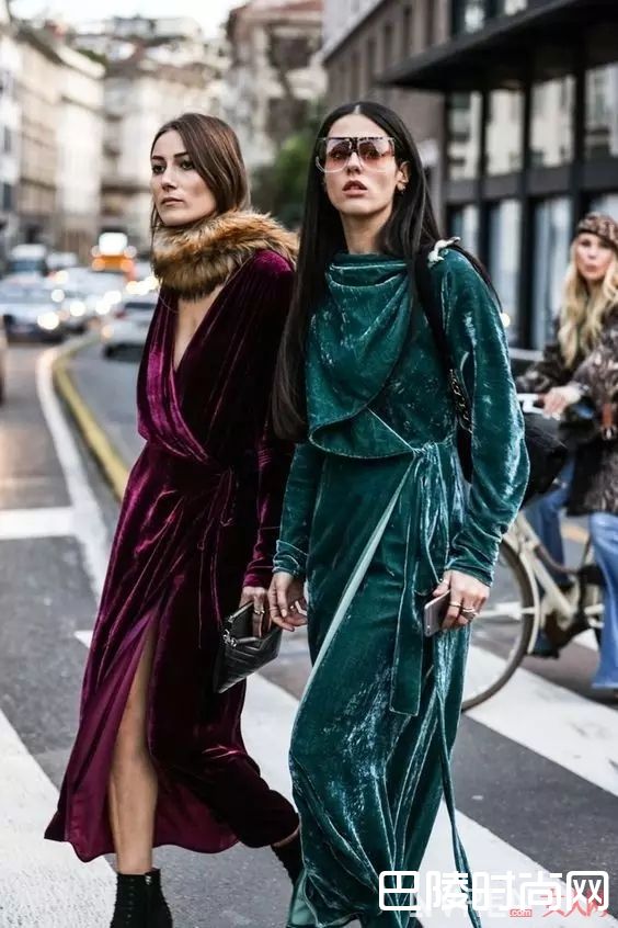 脚环是怎么红起来的_Choker还没戴够 现在又流行“脚环”了？