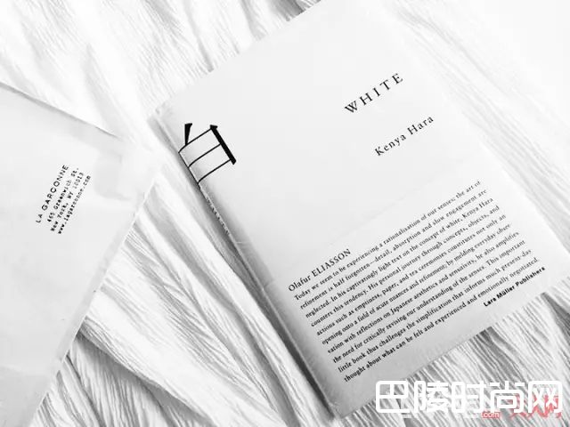 白色穿搭_草木绿彻底拔草!这几个流行色貌美又好穿