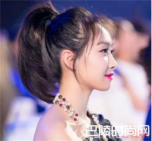 如何打造高马尾造型？_夏季扎什么发型？反正扎个马尾辫肯定不会错！