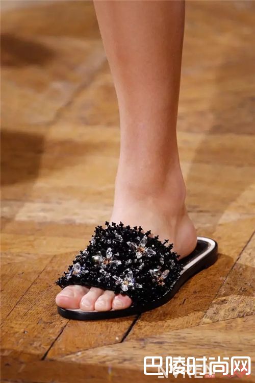 华丽凉拖有哪些值得推荐？_本季最流行的5款凉鞋 这些明星已经穿上了！